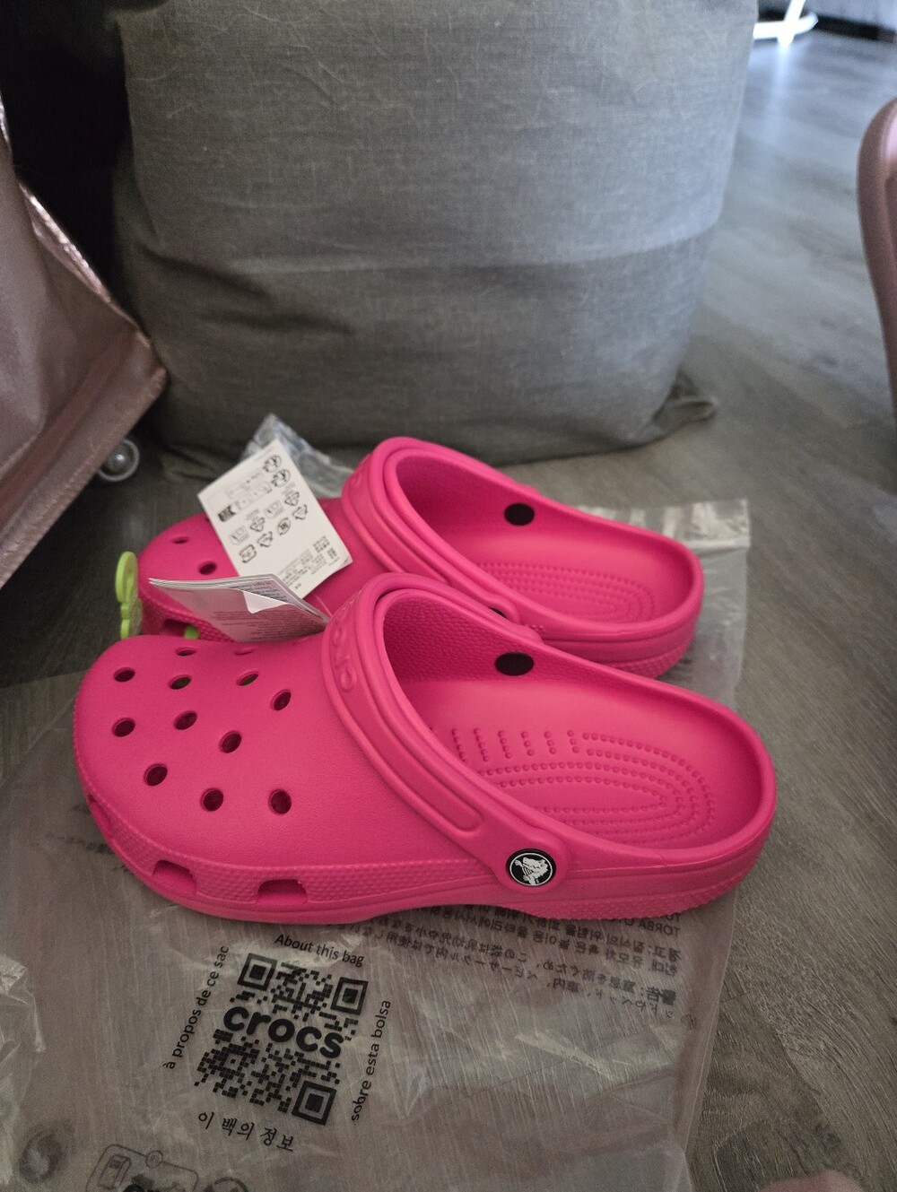 CROCS Women Size 9 Men Size 7 Classic Clogs in Dragon Fruit- Hot Pink Nwt - Picture 1 of 5